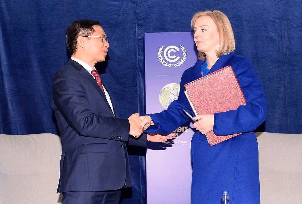 Vietnamese FM meets with British counterpart on sidelines of COP26 ảnh 1