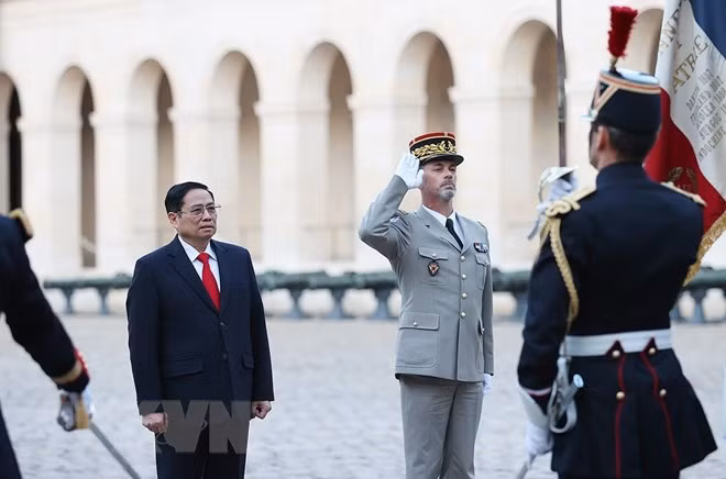 Welcome ceremony for PM Pham Minh Chinh in Paris ảnh 1
