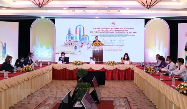 Ho Chi Minh City's leaders talk with foreign cultural officers, reporters ảnh 1