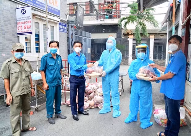 Nearly 300,000 COVID-19 hit workers in HCM City receive financial support ảnh 1