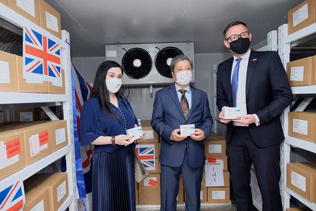 Vietnam receives additional 415,000 COVID-19 vaccine doses donated by UK Government ảnh 1