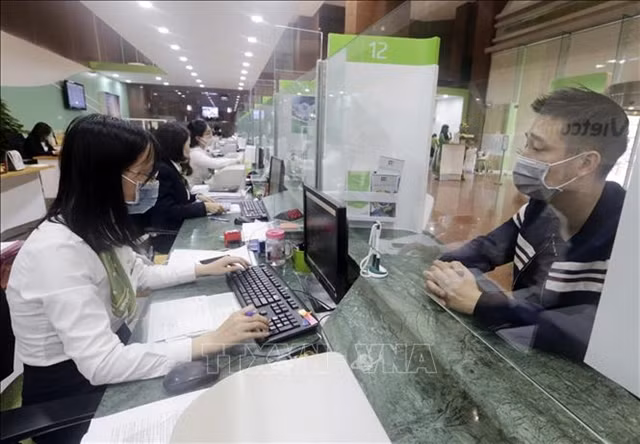 Banks continually cut lending rates to aid pandemic-affected customers ảnh 1