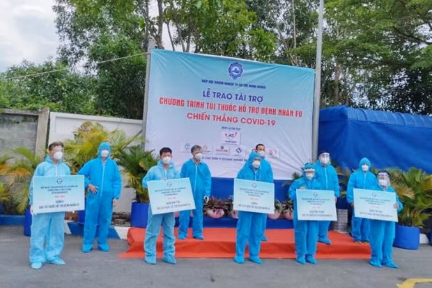 HCM City: Programme provides 10,000 medication bags to COVID-19 patients under home treatment ảnh 1