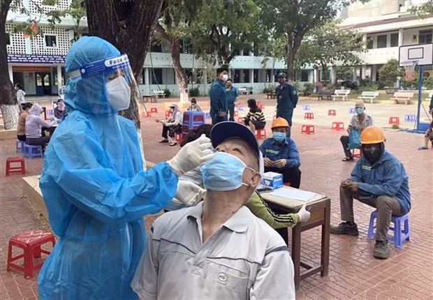 PM requests stronger efforts in COVID-19 fight ảnh 1