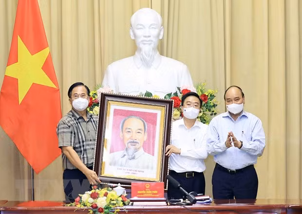President hails garment sector for growth amid COVID-19 pandemic ảnh 2 President hails garment sector for growth amid COVID-19 pandemic ảnh 2
