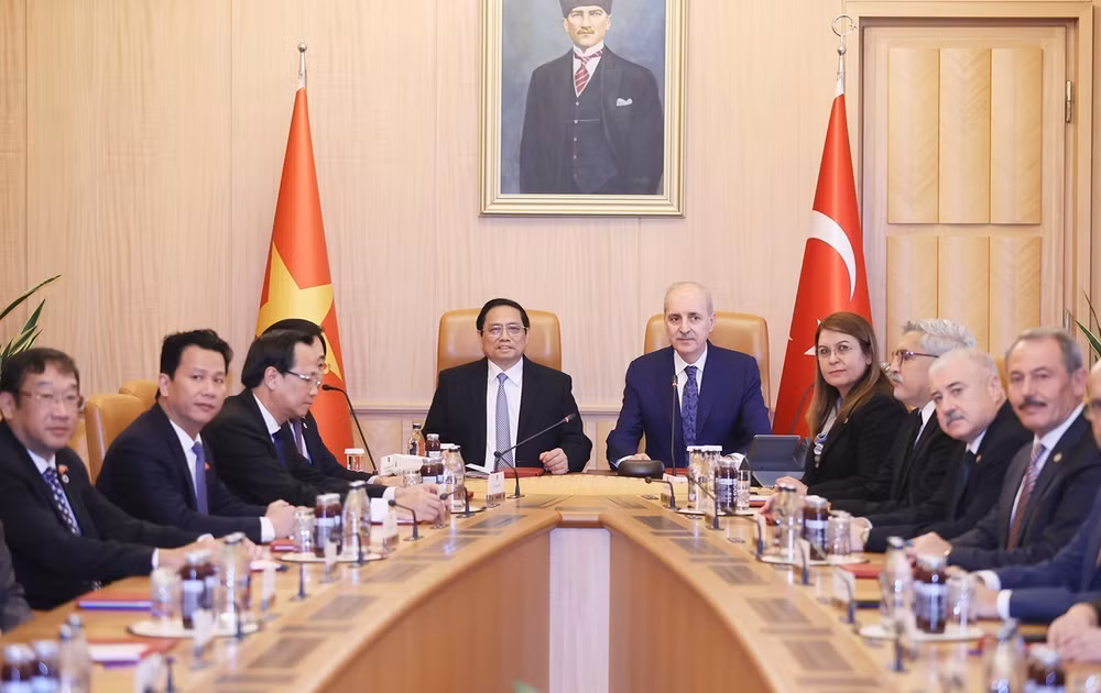 PM Pham Minh Chinh meets with Speaker of Turkish Grand National Assembly ảnh 1