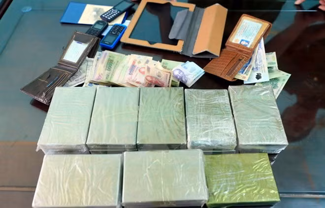 Big drug trafficking ring uncovered, 15 heroin bricks seized ảnh 1