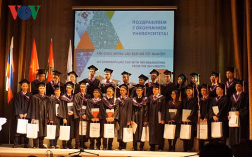 Vietnamese students granted nuclear technology certificates ảnh 1