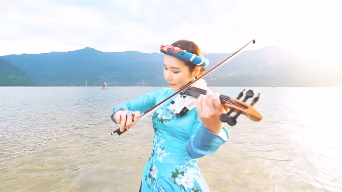 Korean violinist showcases Vietnam on video clip ảnh 1