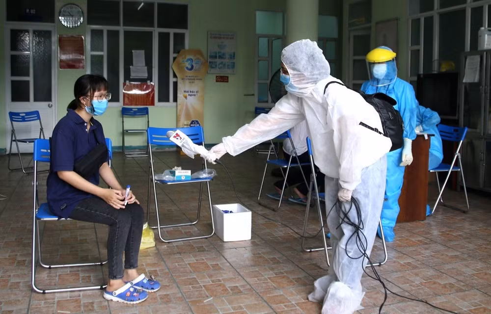 Journalists at frontline of COVID-19 pandemic fight ảnh 1