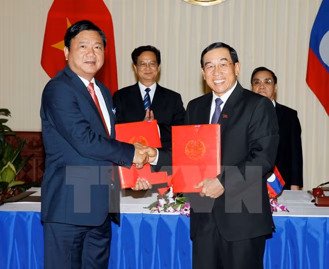 Vietnam, Laos ink MoU on transport cooperation ảnh 1