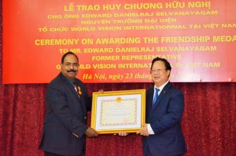 Former World Vision national director receives Friendship Medal ảnh 1