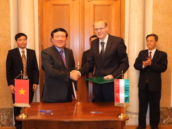 Vietnam, Hungary supreme courts sign MoU ảnh 1 Vietnam, Hungary supreme courts sign MoU ảnh 1