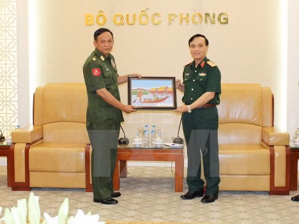 Top military officer receives Myanmar army delegation ảnh 1