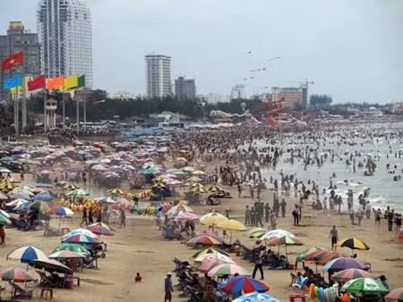 Beaches nationwide crowded in summer ảnh 1