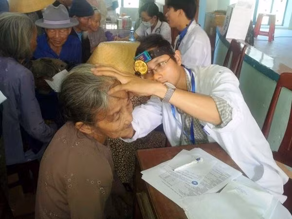 Hearing aids presented to 1,000 patients in central region ảnh 1