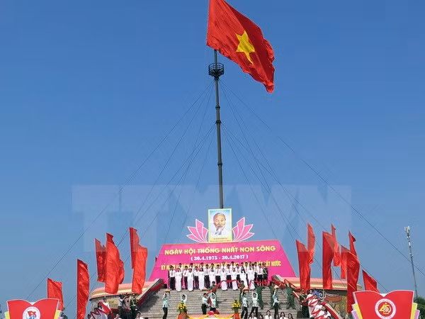 Art performance in Quang Tri marks National Reunification Day ảnh 1 Art performance in Quang Tri marks National Reunification Day ảnh 1