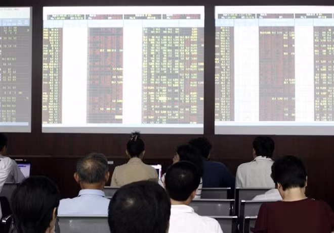 Shares mixed on profit-taking pressure ảnh 1