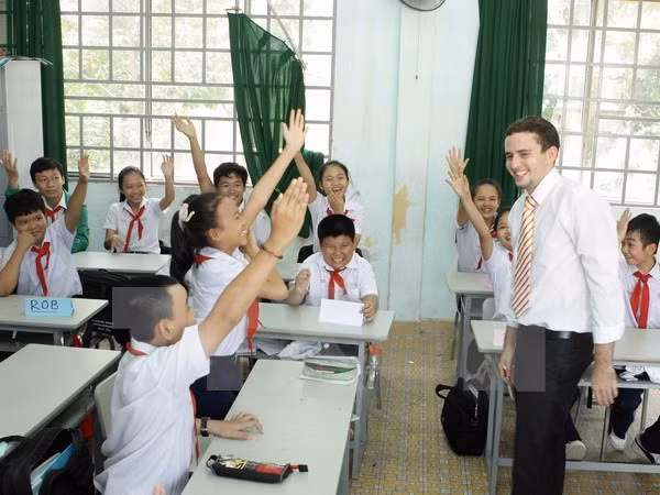 Hanoi aims to train more English teachers ảnh 1