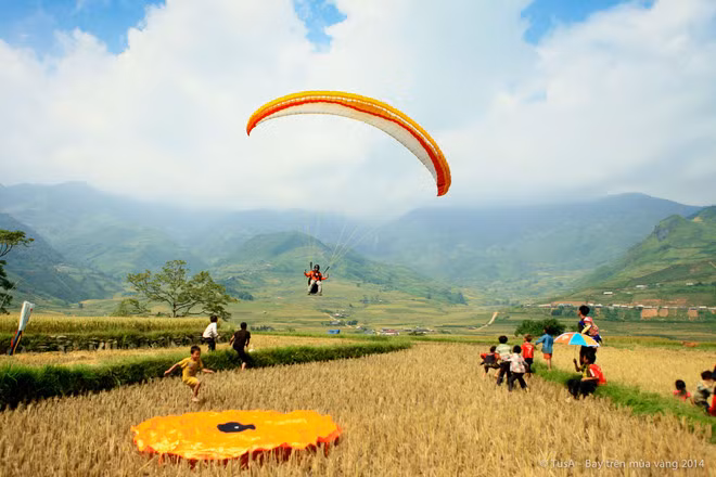 Khau Pha paragliding festival kicks off in Yen Bai ảnh 1