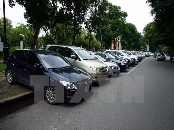 Auto imports drop in April ảnh 1