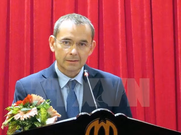 Friendship medal presented to former French Ambassador ảnh 1