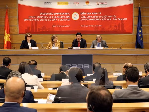 Deputy PM chairs Vietnam-Spain business forum ảnh 1