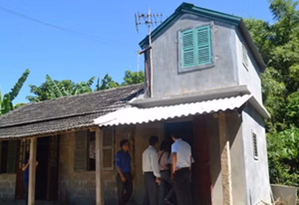 Disadvantaged families assisted to build flood-proof sheds ảnh 1