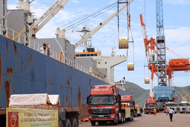 Hoa Sen group ships largest batch of sheet metal to Europe ảnh 1