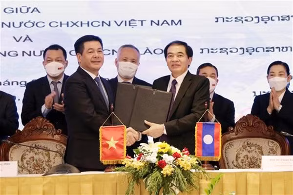Lao newspaper highlights development of Vietnam-Laos special ties throughout history ảnh 2