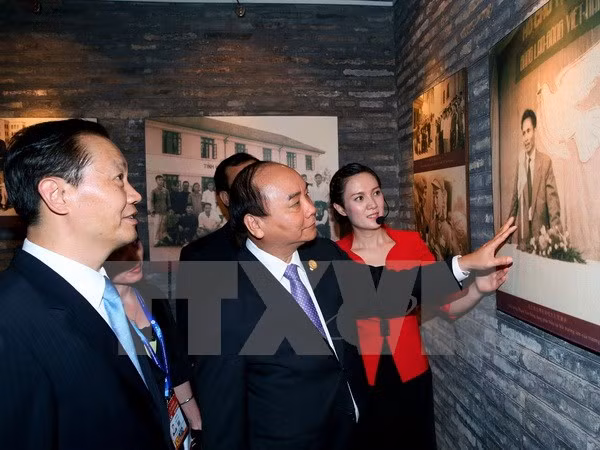 Prime Minister visits Nanning Yucai School in Guangxi ảnh 1