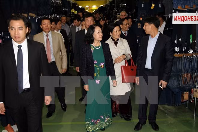 Head of Mass Mobilisation Commission meets Vietnamese in Russia ảnh 1