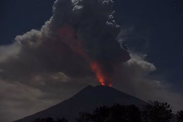 Indonesia: Mount Agung spews 2,000-m tall ash column ảnh 1