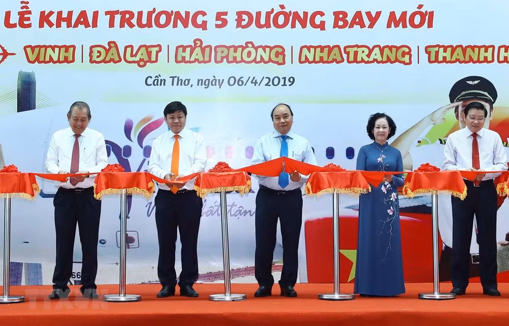 PM attends inauguration of 5 air routes in Can Tho ảnh 1