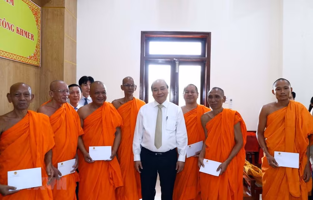 PM visits Khmer Theravada Buddhist Academy ảnh 1