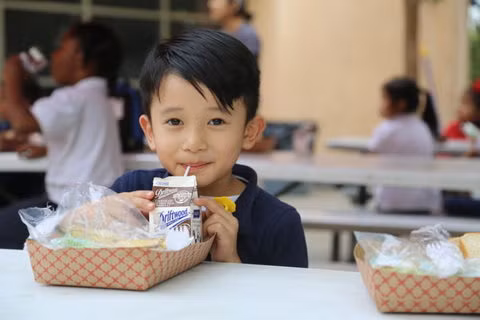 Vinamilk’s US-based Driftwood donates 23,000 litres of milk ảnh 1