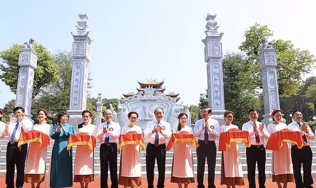 PM cuts ribbon to launch temple dedicated to President Ho’s ancestors ảnh 1