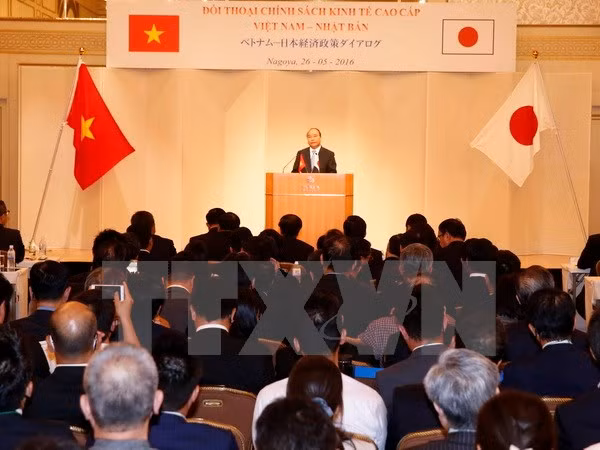 PM attends Vietnam-Japan economic policy dialogue ảnh 1