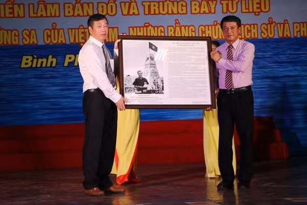Exhibition on Hoang Sa, Truong Sa opened in Binh Phuoc ảnh 1