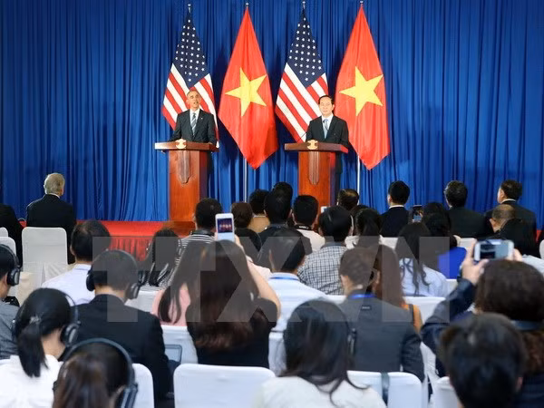 Vietnamese, US Presidents chair international press conference ảnh 1