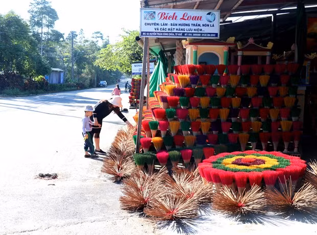Thuy Xuan incense making village keeps tradition alive ảnh 1 Thuy Xuan incense making village keeps tradition alive ảnh 1