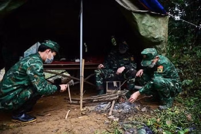 Prime Minister praises public security, miliary forces in COVID-19 fight ảnh 1