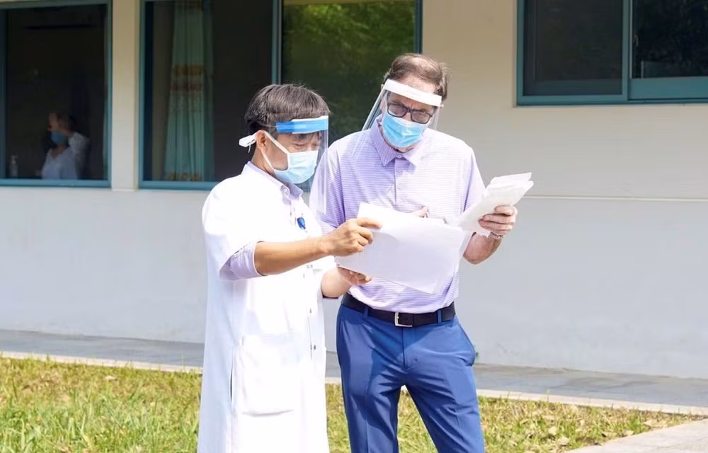 71-year-old British man with COVID-19 treated successfully by Hue hospital ảnh 1