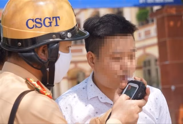 Traffic police launch drink driving crackdown ảnh 1