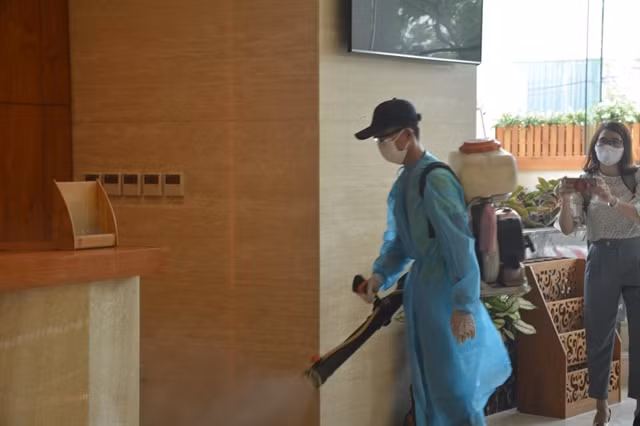 US woman attacks health staff, trying to flee from quarantine ảnh 1