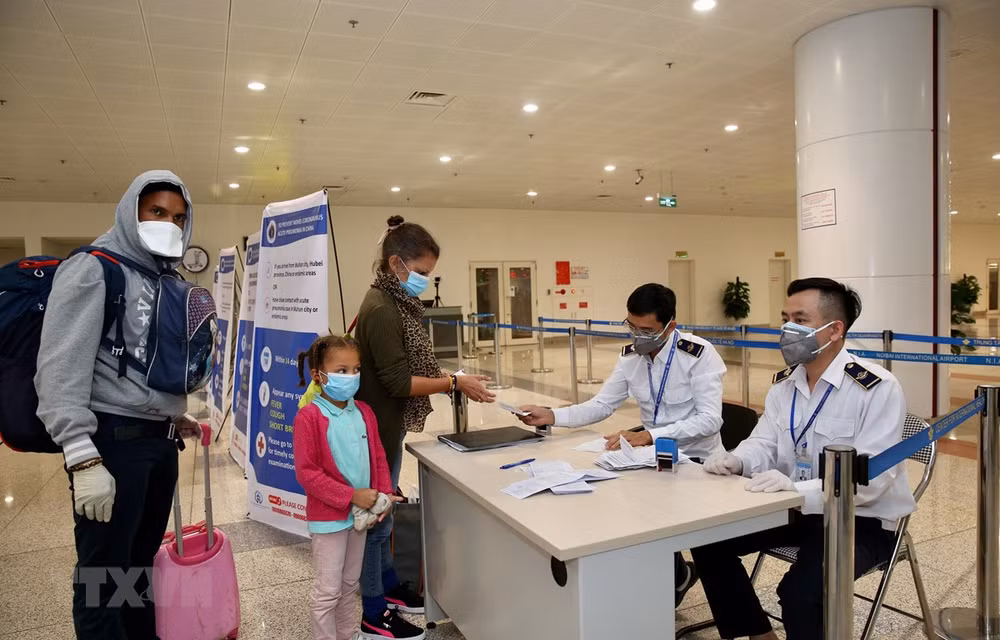 Stronger measures taken to prevent COVID-19 spread via aviation operations ảnh 1